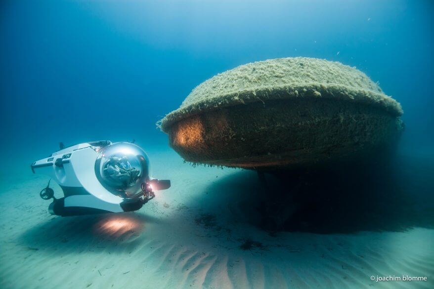 Personal submersible wreck diving